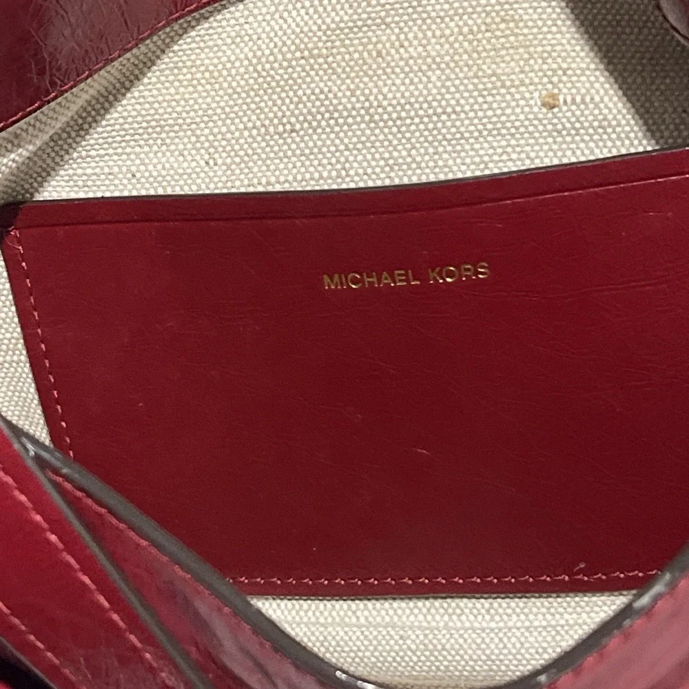 Michael Kors DARRINGTON Large Crackled  Leather Shoulder Bag In Deep Red